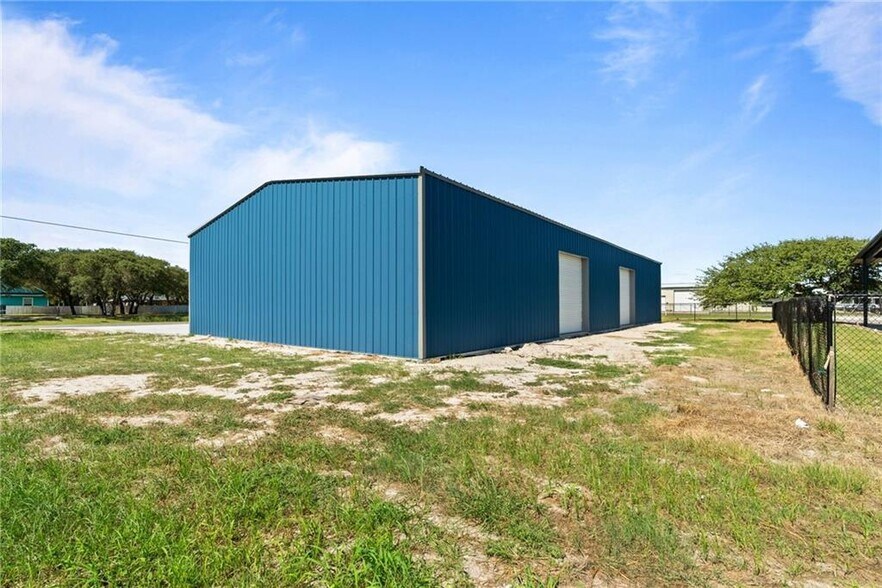 More Photos Of 916 Fuqua St, Rockport Industrial For Sale