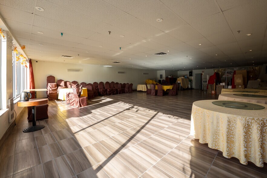 More Photos Of 1055 Boul Saint-Laurent, Montréal General Retail For Lease