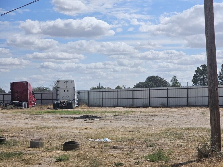 More Photos Of 11010 W Joan Dr, Odessa Warehouse For Lease