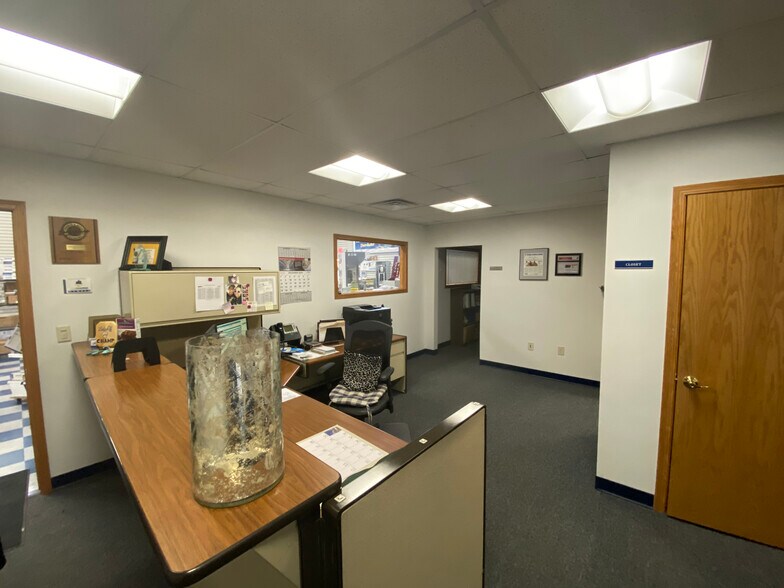 More Photos Of 2710 W Pawnee St, Wichita Manufacturing For Sale