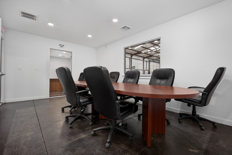More Photos Of 7811 Kickapoo Ave, Shawnee Warehouse For Lease