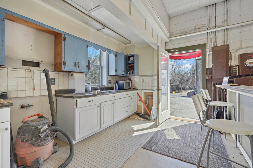 More Photos Of 43 E Colonial Hwy, Hamilton Restaurant For Sale