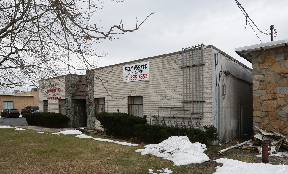 More Photos Of 517 Acorn St, Deer Park Manufacturing For Lease