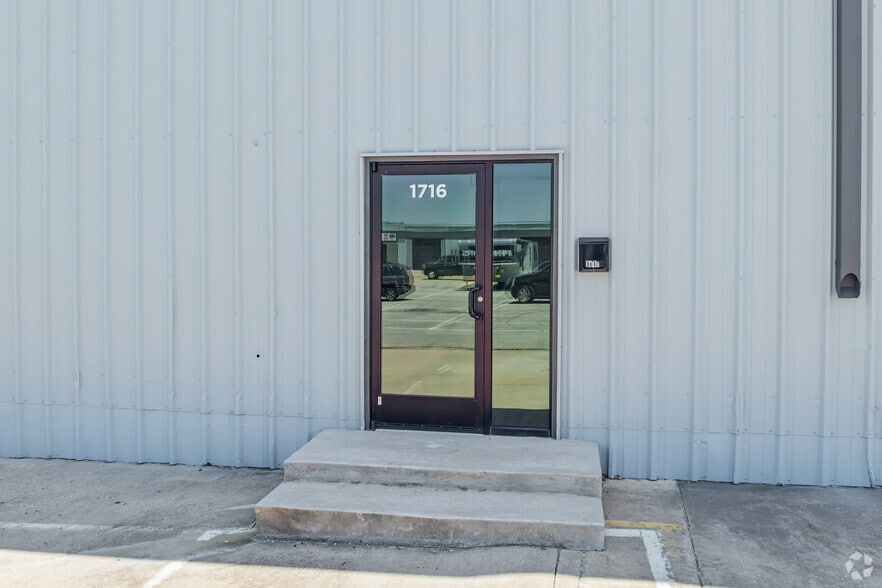 More Photos Of 1716 Shady Oaks Dr, Denton Warehouse For Lease