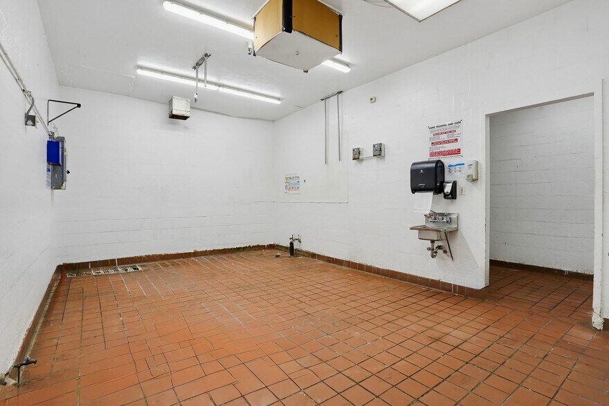 More Photos Of 505 Jermor Ln, Westminster Restaurant For Lease