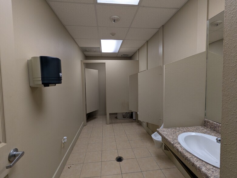 More Photos Of 7945 Eastex Fwy, Beaumont Office For Sale