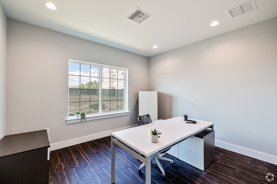More Photos Of 1620 Corsair Ln, Middleburg Medical For Sale