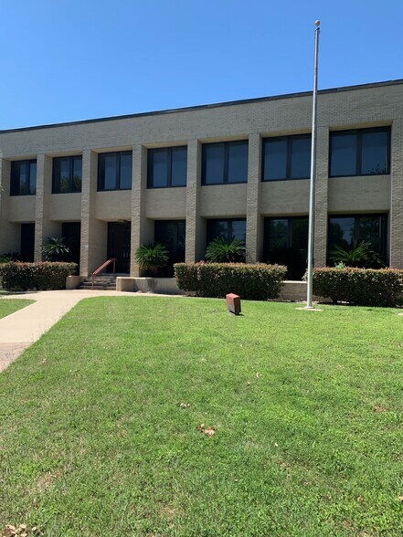 Primary Photo Of 401 E Washington Ave, Navasota Office For Sale