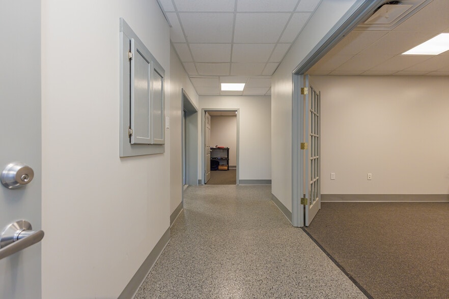 More Photos Of 5513 N Oxford St, Indianapolis Showroom For Lease