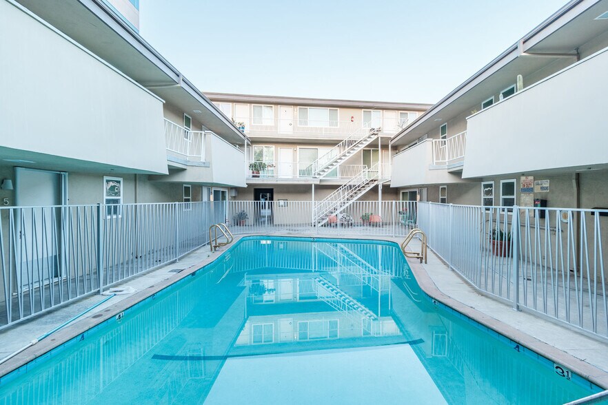 More Photos Of 4837 Hayvenhurst Ave, Encino Apartments For Sale