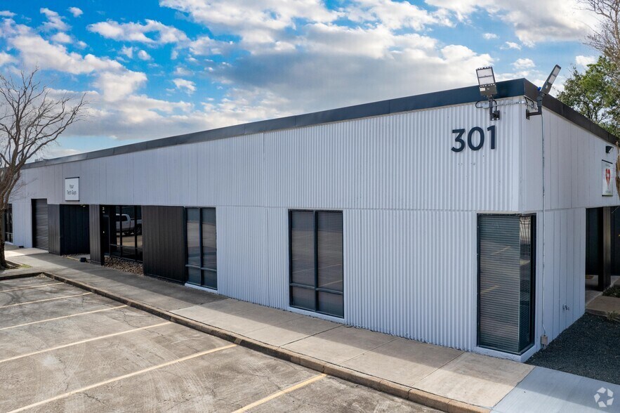 More Photos Of 301 Wells Fargo Dr, Houston Unknown For Lease