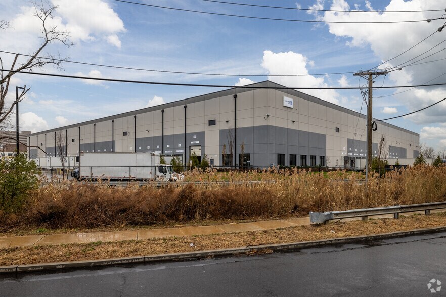 More Photos Of 100 Frontage Rd, Newark Distribution For Lease
