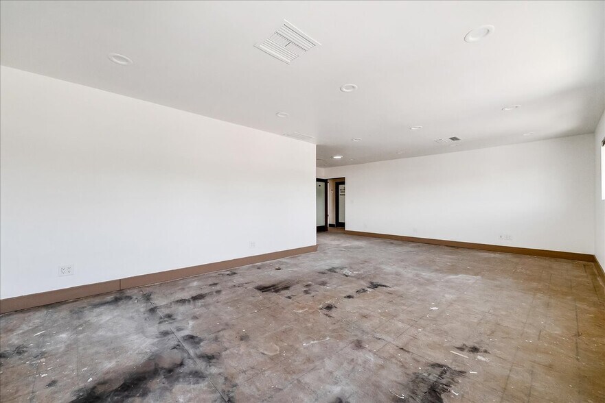 More Photos Of 19709 Ventura Blvd, Woodland Hills Office For Sale