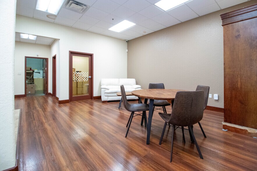 More Photos Of 8810 Commodity Cir, Orlando Showroom For Lease