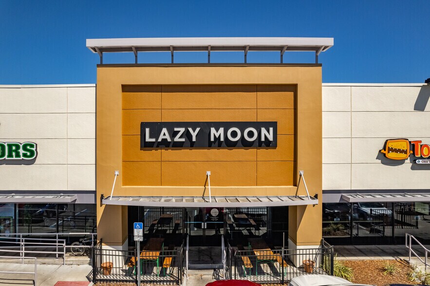 More Photos Of 11551 University Blvd, Orlando General Retail For Lease