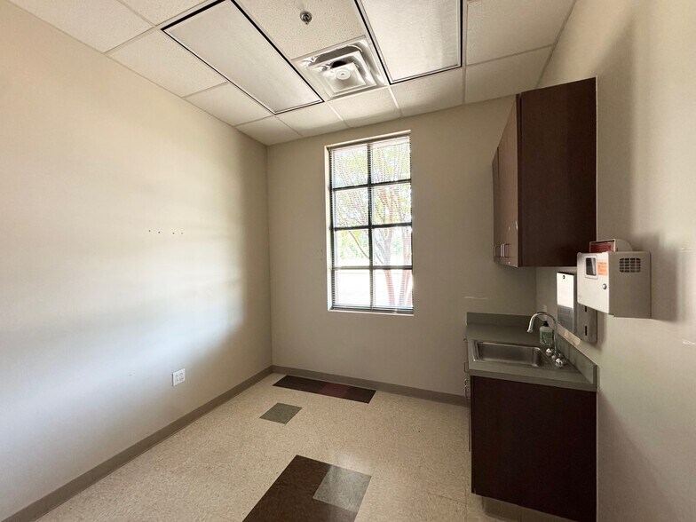 More Photos Of 200 Renaissance Way, Crockett Medical For Sale