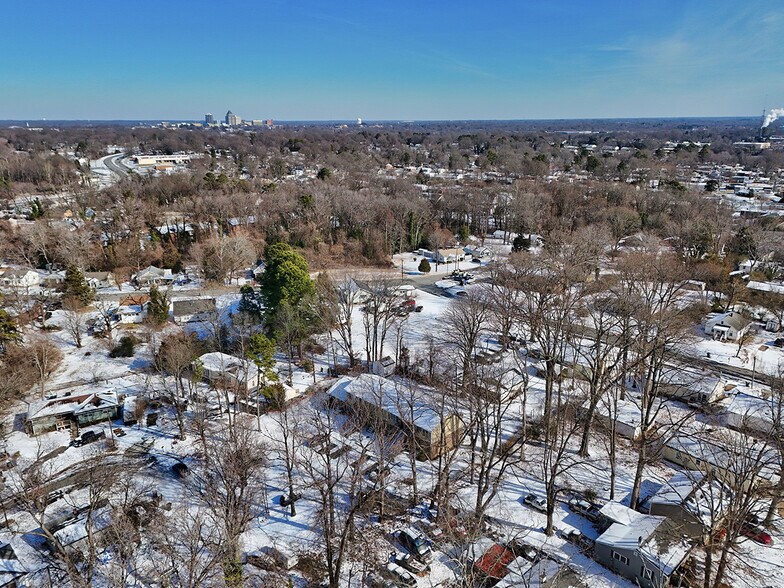 More Photos Of 2003 Woodcrest St, Greensboro Apartments For Sale