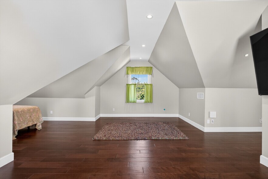 More Photos Of 17066 Palmdale Ln, Huntington Beach Contractor Storage Yard For Sale