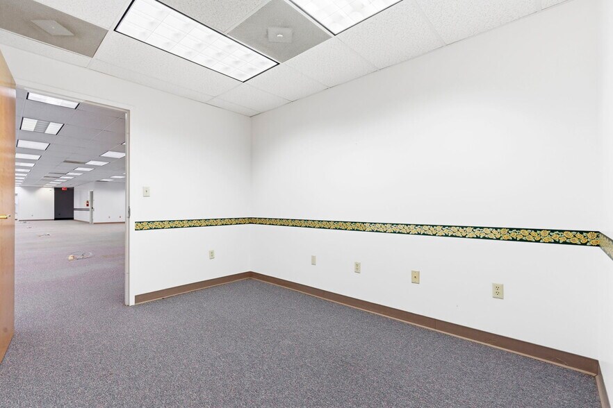 More Photos Of 718 N Martin St, East Prairie Office For Sale