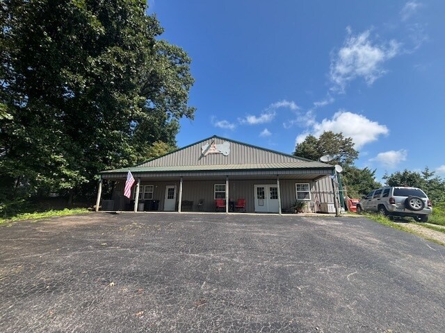 More Photos Of 5330 1250 S, Haubstadt Veterinarian Kennel For Sale
