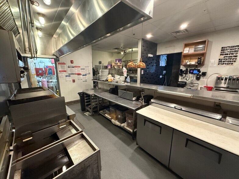 More Photos Of 4935 N Mesa St, El Paso Restaurant For Lease