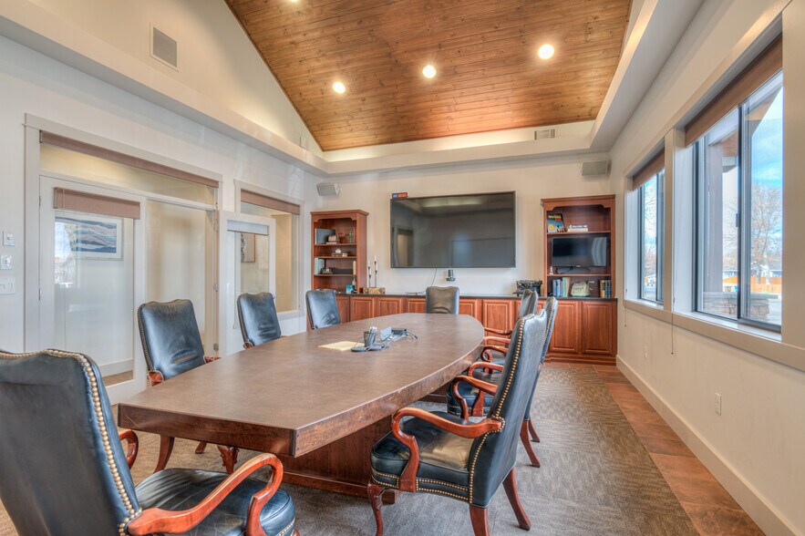 More Photos Of 2464 SW Glacier Pl, Redmond Office For Sale