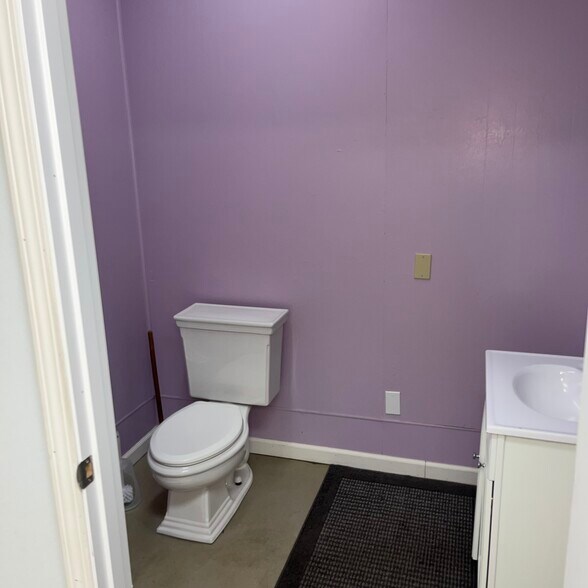 More Photos Of 107 N Main St, Monticello Storefront Retail Residential For Lease