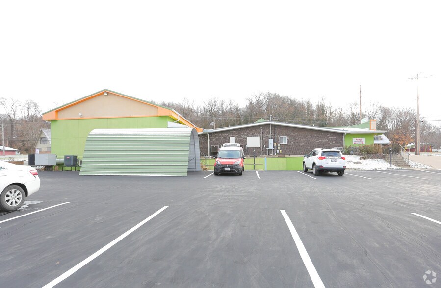 More Photos Of 107 N Bluff Rd, Collinsville Storefront For Sale