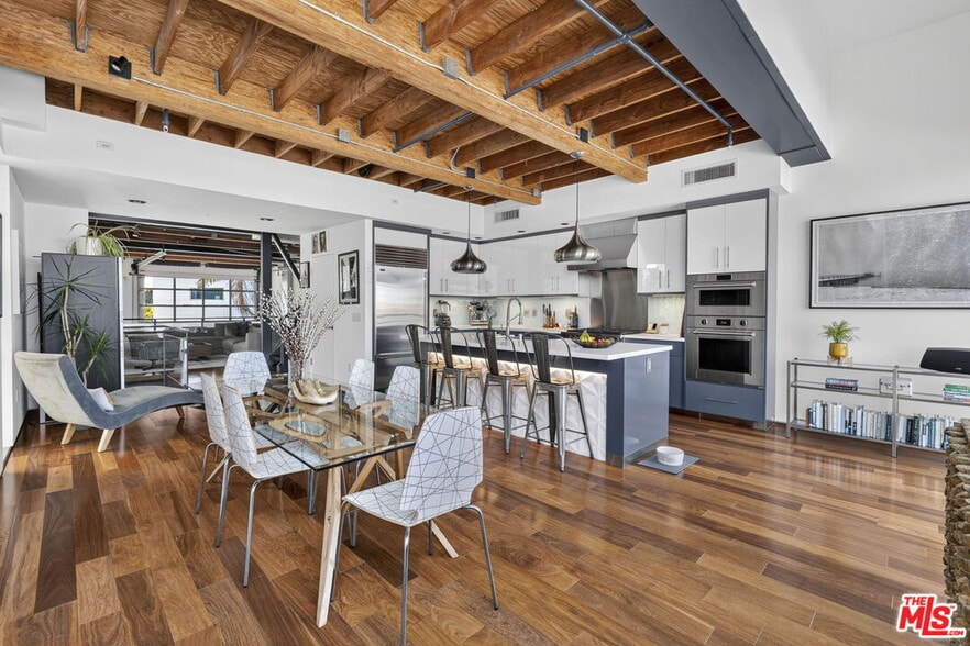 More Photos Of 2120 Narcissus Ct, Venice Office For Sale