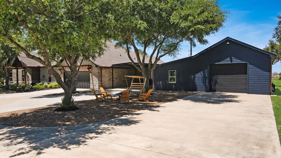 More Photos Of 10511 W Hidden Lake Ln, Richmond Specialty For Sale