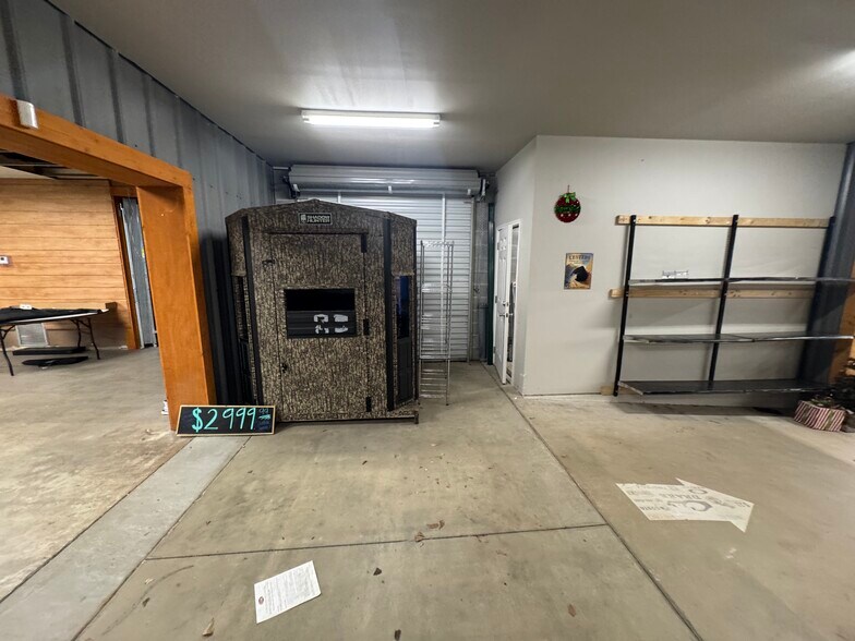More Photos Of 990 N Daleville Ave, Daleville Warehouse For Sale