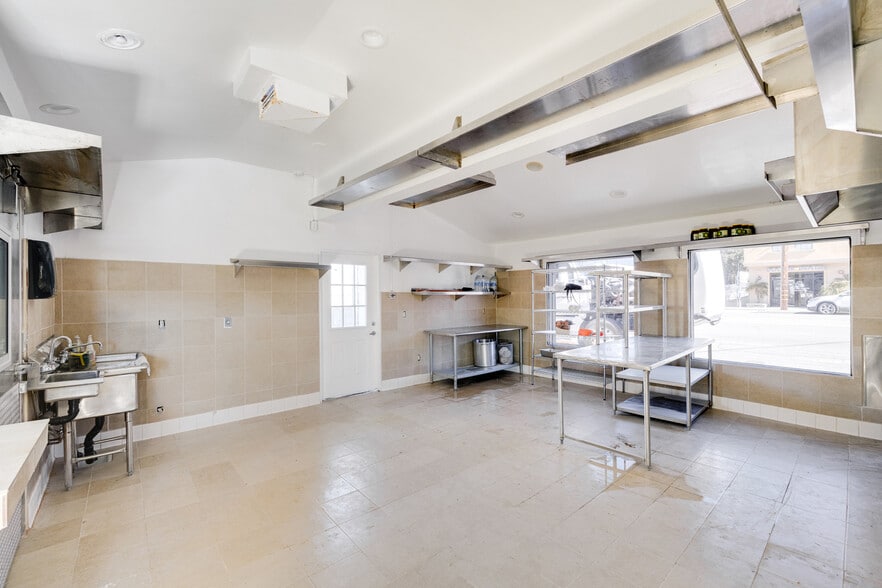 More Photos Of 6500 Foothill Blvd, Tujunga Restaurant For Sale