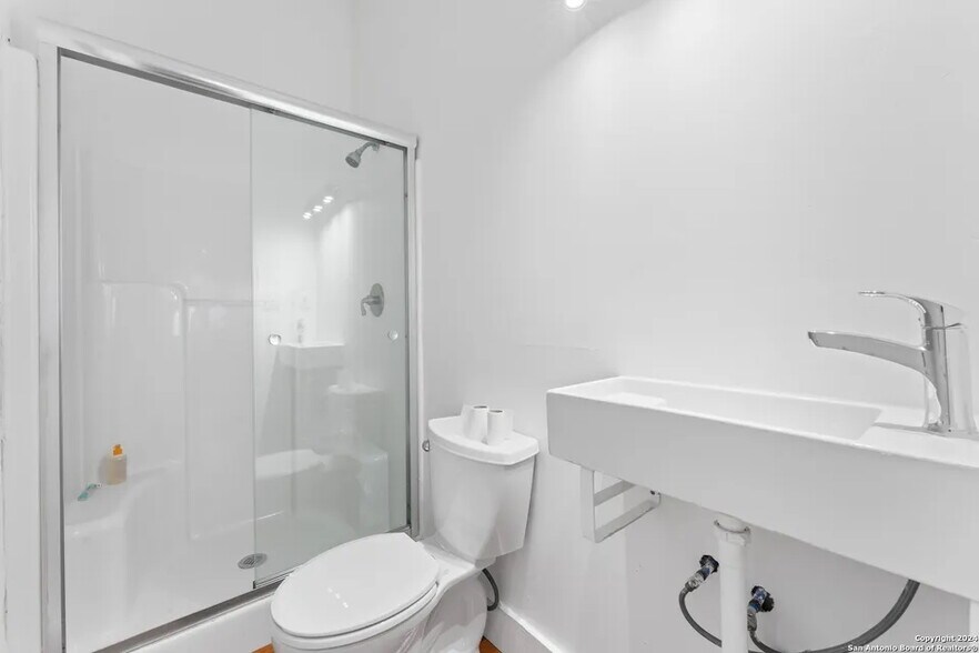 More Photos Of 2323 Buena Vista St, San Antonio Freestanding For Sale