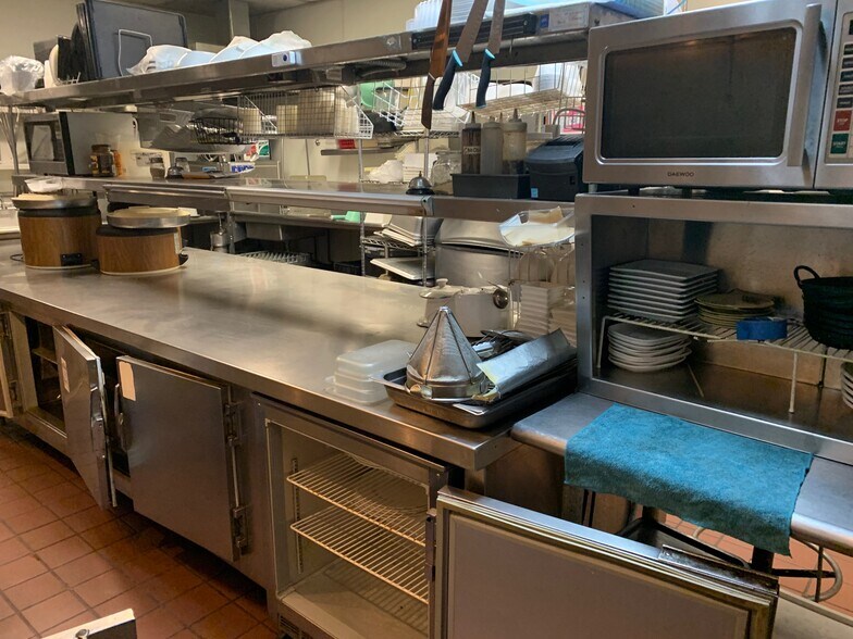 More Photos Of 296 Hegenberger Rd, Oakland Restaurant For Sale