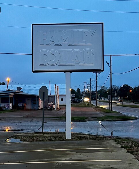 More Photos Of 530 W Main St, Hugo Freestanding For Lease