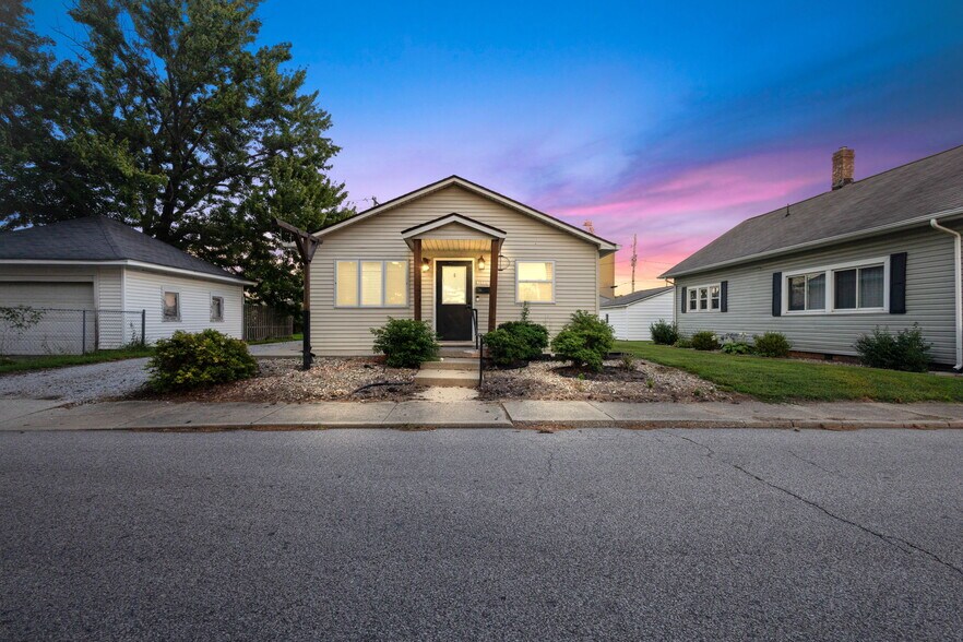 Primary Photo Of 116 S Franklin St, Brazil General Retail For Sale