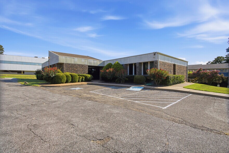 More Photos Of 1008 N Davis Dr, Arlington Office For Sale