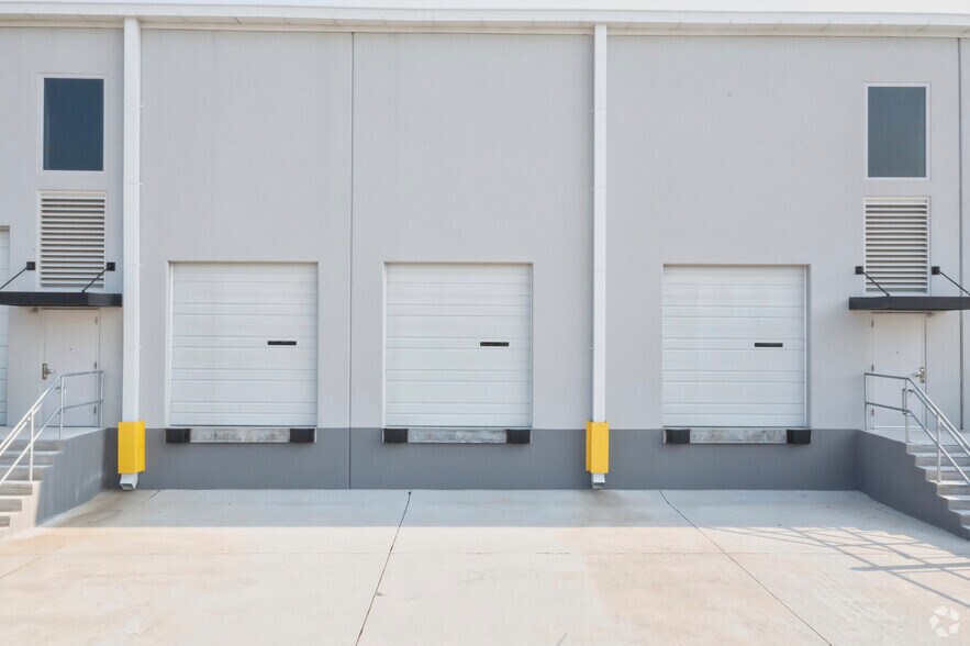 More Photos Of 100-126 Valley Ridge Blvd, Lewisville Light Distribution For Lease