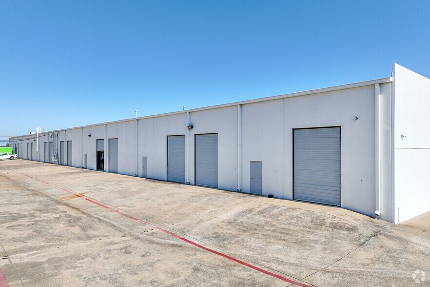 More Photos Of 2901 Suffolk Dr, Fort Worth Warehouse For Lease