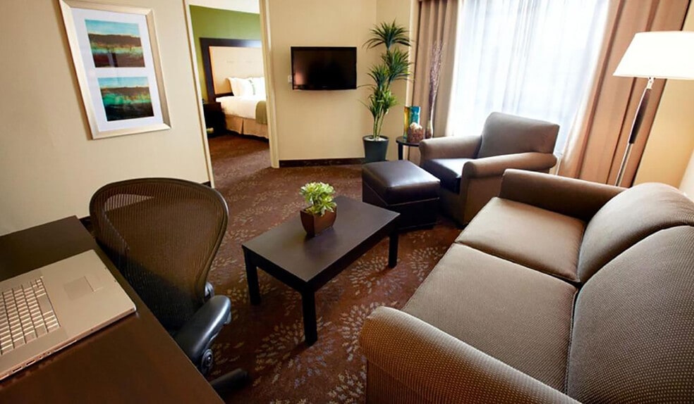 More Photos Of 251 Pennsylvania Pky, Indianapolis Hotel For Sale
