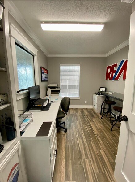 More Photos Of 1260 N Main St, Vidor Office For Sale