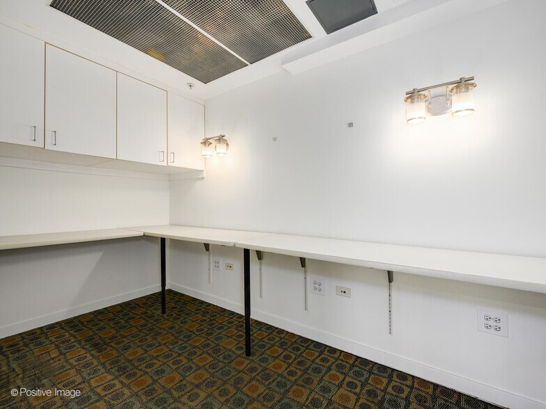 More Photos Of 1831 Benson Ave, Evanston Office For Sale