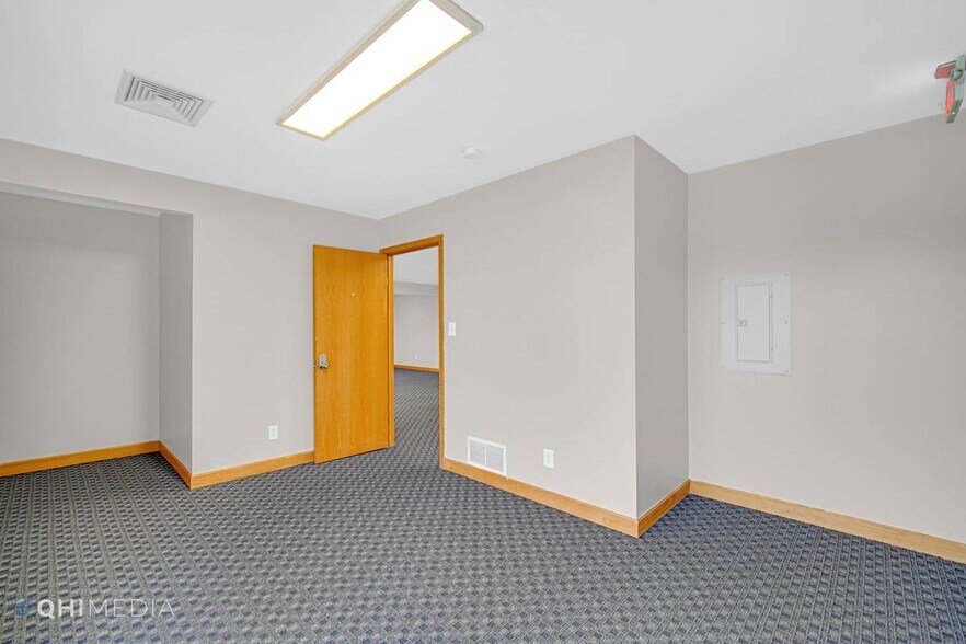 More Photos Of 904 W Old Ridge Rd, Hobart Office For Sale
