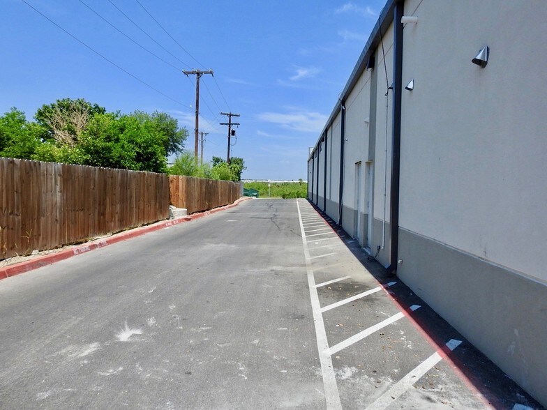 More Photos Of 3502 Clark Blvd, Laredo Storefront Retail Office For Lease