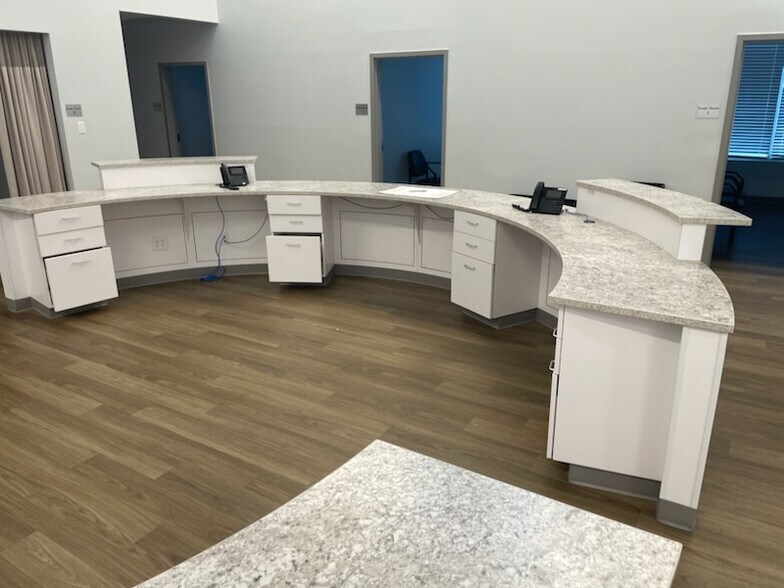 More Photos Of 4682 Airport Blvd, Mobile Medical For Sale