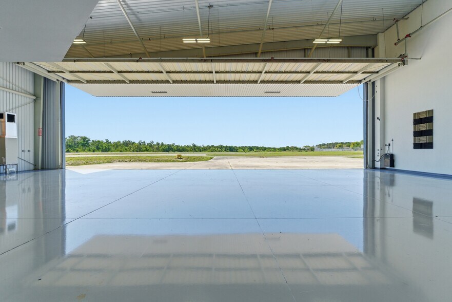 More Photos Of 8600 Airport Blvd, Leesburg Airplane Hangar For Sale