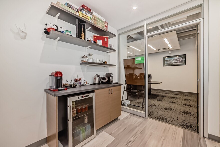 More Photos Of 9040-9058 22nd Ave SW, Edmonton Showroom For Sale