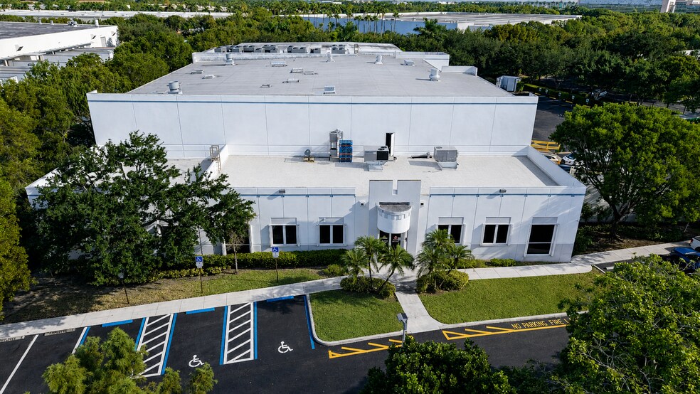 More Photos Of 3255 Meridian Pky, Weston Refrigeration Cold Storage For Lease
