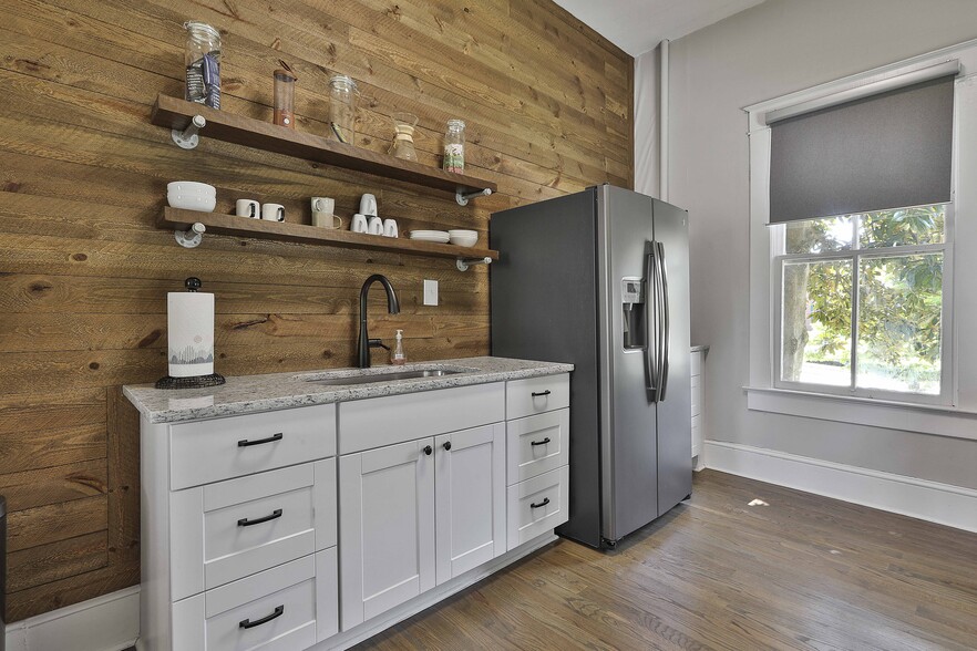 More Photos Of 53 Washington St, Fairburn Office For Sale