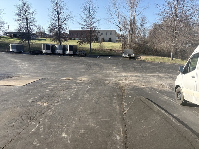 More Photos Of 920-926 Hemsath Rd, Saint Charles Warehouse For Sale